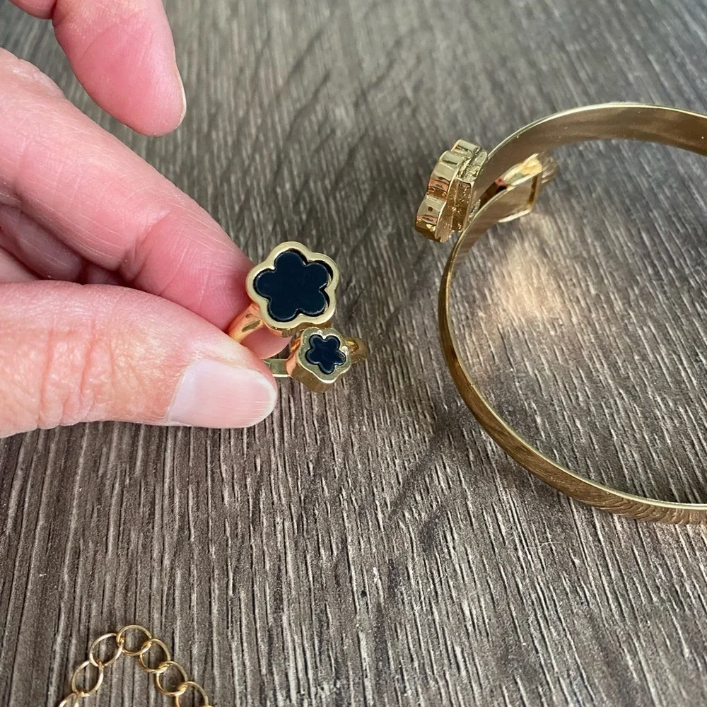 Elegant Black and Gold Clover  Floral Jewelry Set - Picture 10 of 11